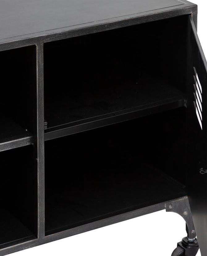 Ipari megjelenésű, 140 cm hosszú, sötétszürke színű fémből készült, 2 ajtós, 1 polcos, gurítható industrial stílusú TV szekrény