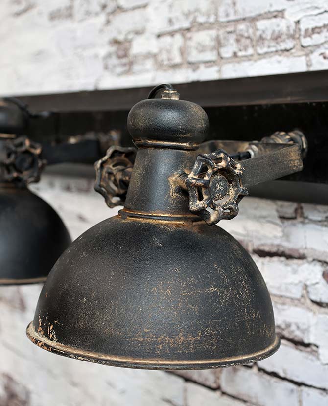 Ipari stílusú, patinás fekete színű, három lámpatesttel rendelkező kézműves falilámpa.
