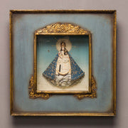 Szoborfülkés fa képkeretbe foglalt, az Irgalmas Szűzanyát ábrázoló figura.