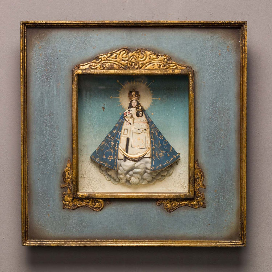 Szoborfülkés fa képkeretbe foglalt, az Irgalmas Szűzanyát ábrázoló figura.