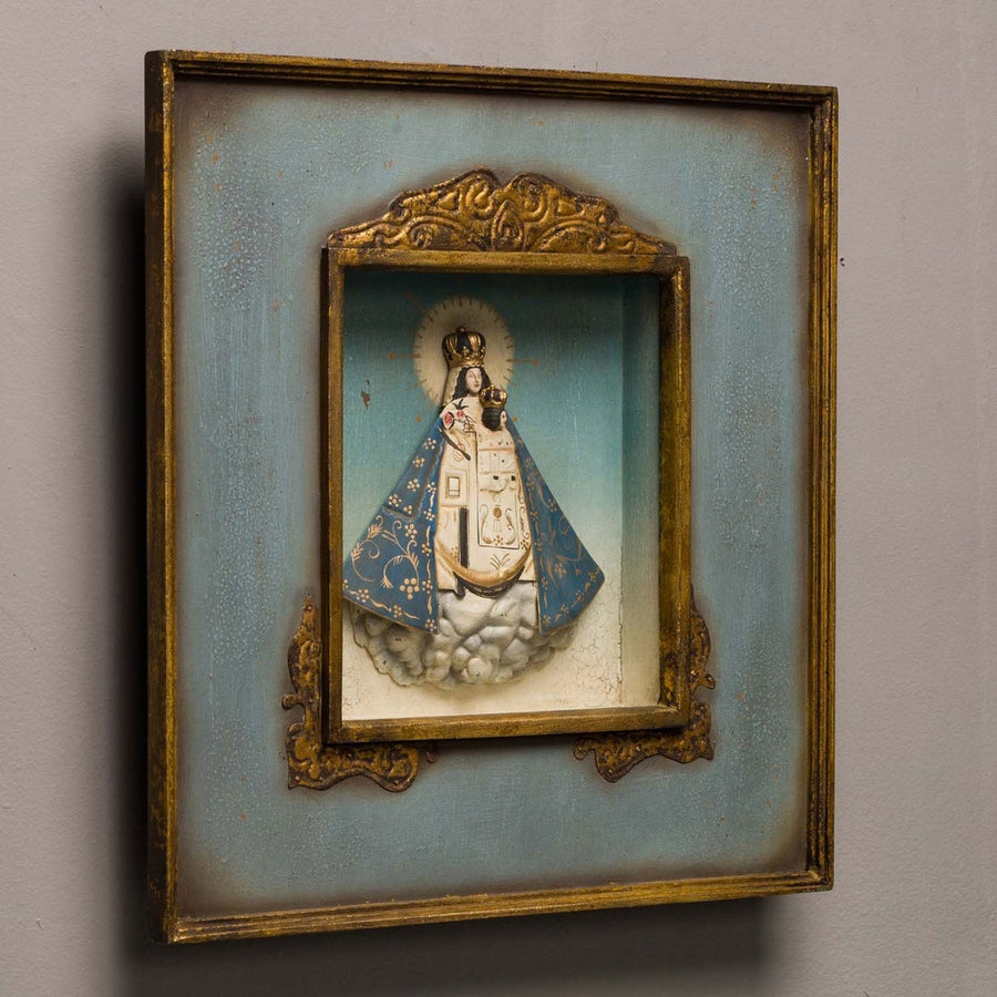 Szoborfülkés fa képkeretbe foglalt, az Irgalmas Szűzanyát ábrázoló figura.