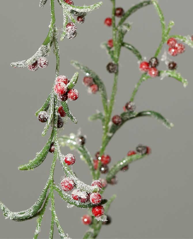 Deres hatású, élethű megjelenésű, 120 cm hosszú, mesterséges piros bogyós karácsonyi girland, zöld színű levelekkel