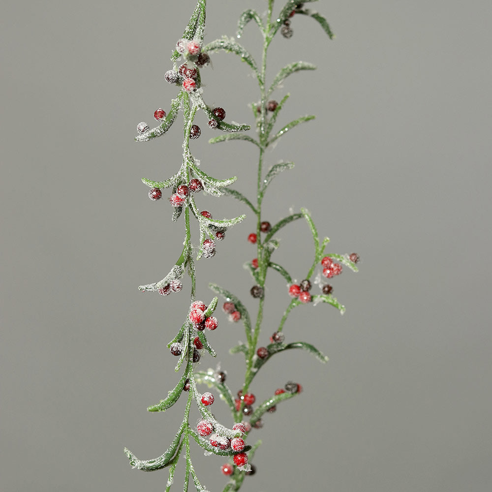 Deres hatású, élethű megjelenésű, 120 cm hosszú, mesterséges piros bogyós karácsonyi girland, zöld színű levelekkel