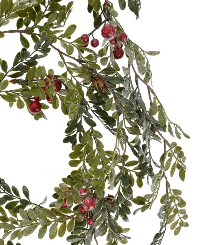 Élethű megjelenésű, fagyos felületű, karácsonyi csüngő bukszus ág piros bogyókkal és fenyőtobozokkal
