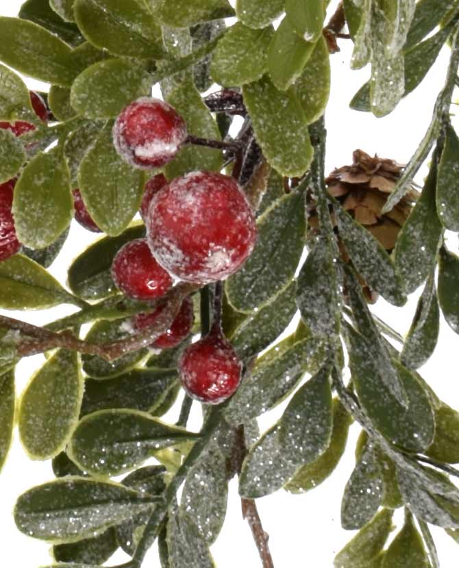 Élethű megjelenésű, fagyos felületű, karácsonyi csüngő bukszus ág piros bogyókkal és fenyőtobozokkal