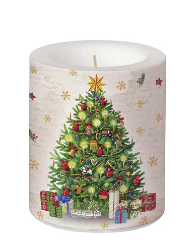 Vintage stílusú, ünnepi karácsonyfával és ajándékokkal díszített, 9 cm átmérőjű és 10,5 cm magas, 50 órás égési idejű, átvilágítós karácsonyi tömbgyertya.