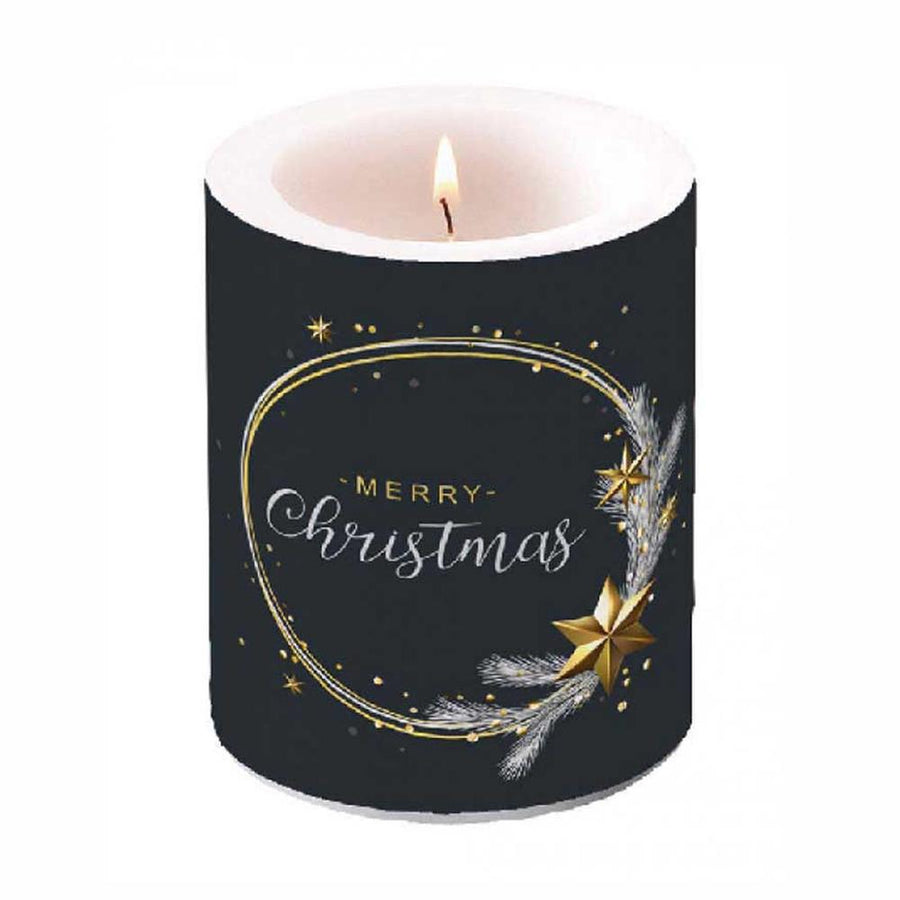 Glamour stílusú, elegáns megjelenésű, "Merry Christmas" feliratú, aranyszínű gyűrűvel és csillagokkal díszített, extra minőségű, fekete színű átvilágítós karácsonyi tömbgyertya a "Wishing Ring Black" kollekcióból