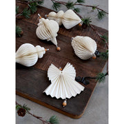 Karácsonyi ciprus fenyő girland papír fenyőfa díszekkel.