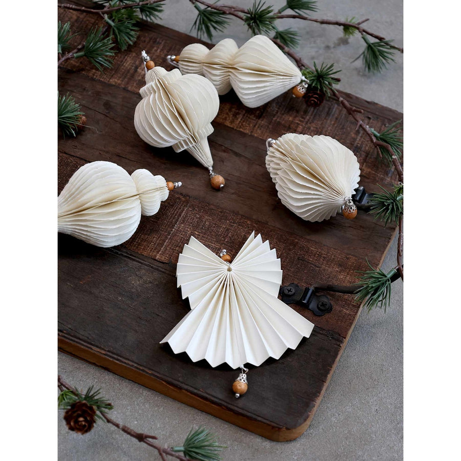 Karácsonyi ciprus fenyő girland papír fenyőfa díszekkel.