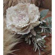 Deres felületű, 20 cm hosszú, mesterséges, barack színű ünnepi bazsarózsa pick bársony kanapén szőrme takaróval 