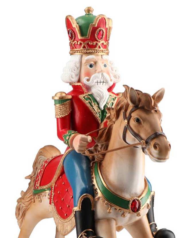 Klasszikus stílusú, nagyméretű, 34 cm hosszú és 45 cm magas, karácsonyi hintalovon ülő diótörő király.