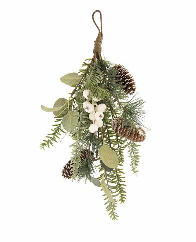 Eukaliptuszból, többféle fenyőágakból készült, fenyőtobozokkal és fehér bogyós terméssel díszített karácsonyi ajtódísz.