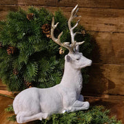 Glamour stílusú, fehér színű, deres hatású, ezüst agancsú és patájú exkluzív karácsonyi szarvas..