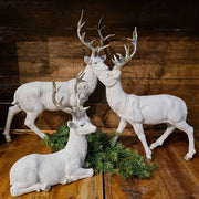 Glamour stílusú, fehér színű, deres hatású, ezüst agancsú és patájú exkluzív karácsonyi szarvas..