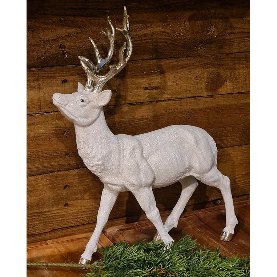 Glamour stílusú, fehér színű, deres hatású, ezüst agancsú és patájú exkluzív karácsonyi szarvas.