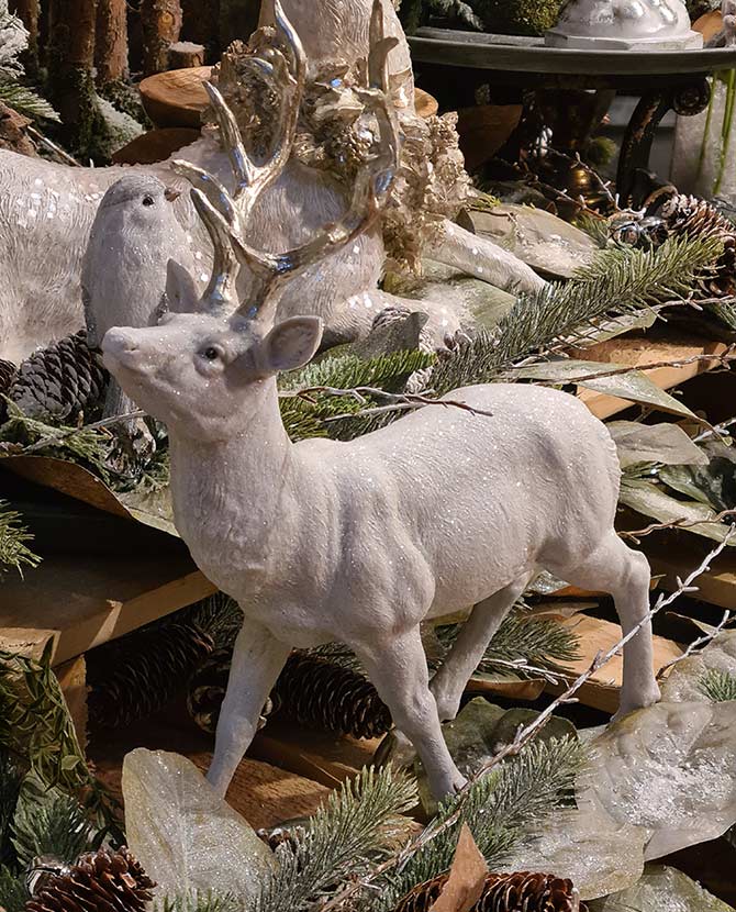 Glamour stílusú, fehér színű, deres hatású, ezüst agancsú és patájú exkluzív karácsonyi szarvas.