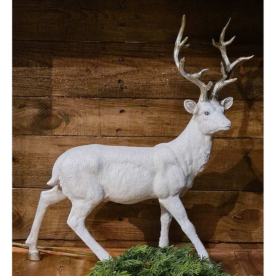 Glamour stílusú, fehér színű, deres hatású, ezüst agancsú és patájú exkluzív karácsonyi szarvas.