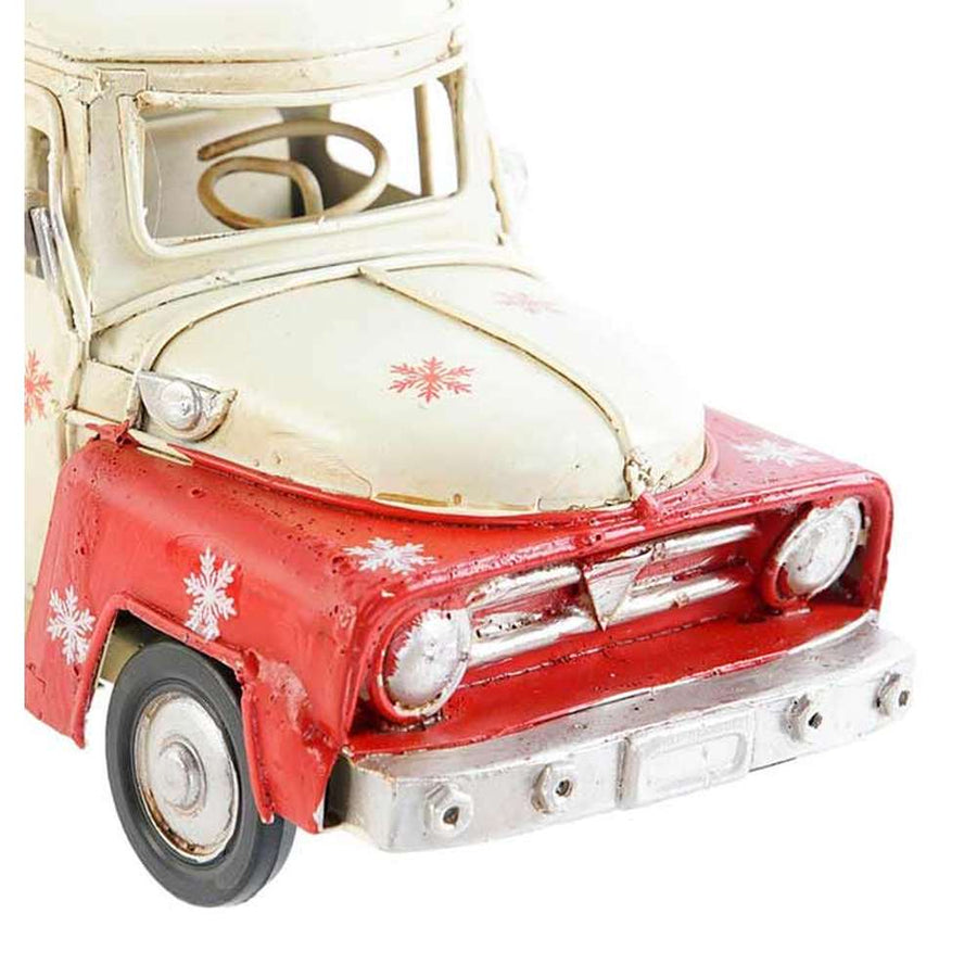 Kézzel készült, 16,5 cm hosszú, krém színű, "Merry Christmas" feliratú, fenyőfával és ajándékokkal díszített karácsonyi ünnepi automobil