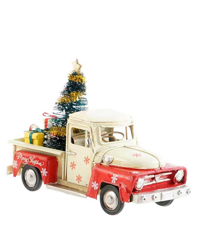 Kézzel készült, 16,5 cm hosszú, krém színű, "Merry Christmas" feliratú, fenyőfával és ajándékokkal díszített karácsonyi ünnepi automobil