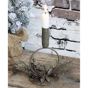 Vintage stílusú, antikolt felületű, fém virágokkal és levelekkel díszített antik réz színű karácsonyi gyertyatartó fa asztalon romos téglafal előtt 