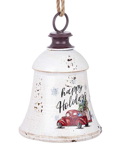Vidéki, farmhouse stílusú antikolt, kopott fehér színű, Happy Holidays feliratú, ajándékokkal megrakott, piros színű platós farm kocsival díszített, fémből készült karácsonyi harang.