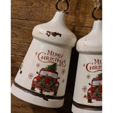 Vidéki, farmhouse stílusú,, antikolt, kopott fehér színű, Merry Christmas feliratú, karácsonyi koszorús, piros színű platós farm kocsival díszített, fémből készült karácsonyi harang.