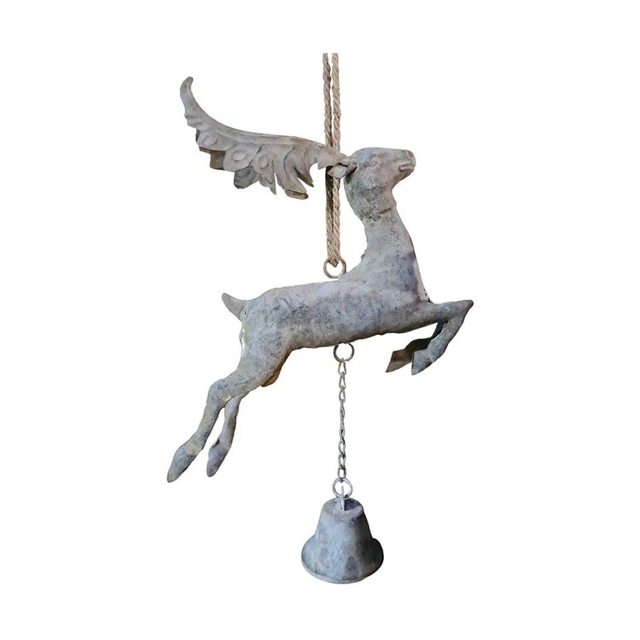 Rusztikus, vidéki stílusú, 40 cm magas, antikolt felületű, szürke színű, függeszthető fém szarvas figura csengővel.