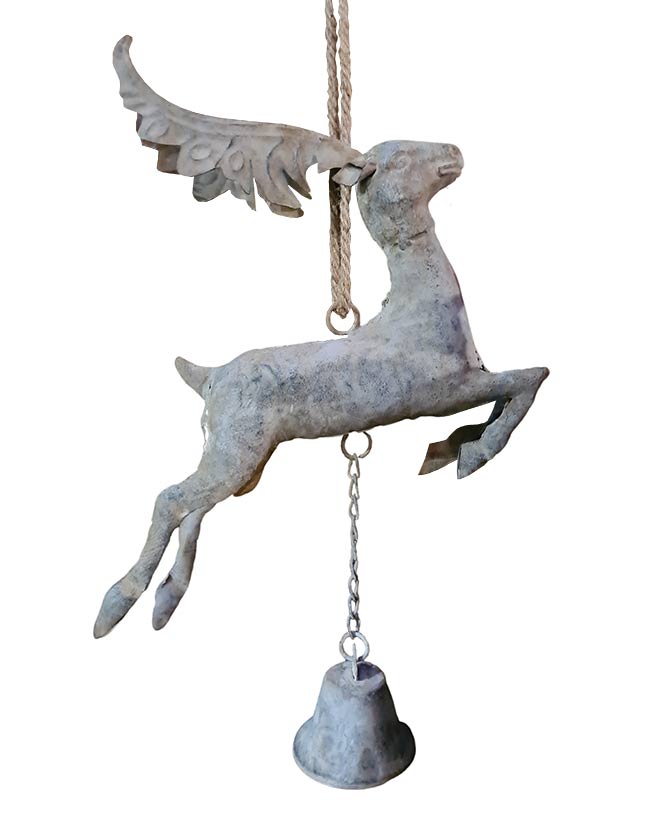 Rusztikus, vidéki stílusú, 40 cm magas, antikolt felületű, szürke színű, függeszthető fém szarvas figura csengővel.