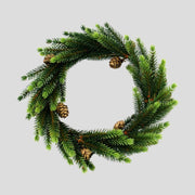 Apró fenyőtobozokkal díszített, élethű megjelenésű, mesterséges mű fenyőágakból készült ünnepi gyertyagyűrű koszorú.