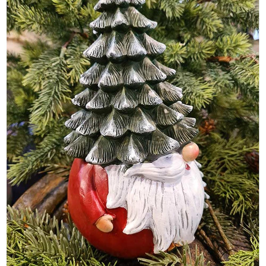 Karácsonyi manó fenyősapkában, zöld fenyők között.