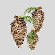 Fenyőággal és apró tobozokkal díszített, havas felületű, függeszthető karácsonyi toboz dísz-