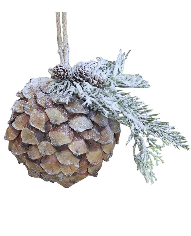 Vidéki stílusú, 12 cm átmérőjű, fenyőággal díszített, havas felületű, karácsonyi toboz gömb dísz.