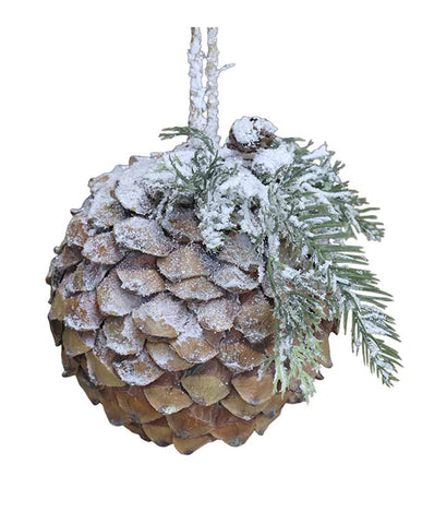 Vidéki stílusú, 15 cm átmérőjű, fenyőággal díszített, havas felületű, karácsonyi toboz gömb dísz.