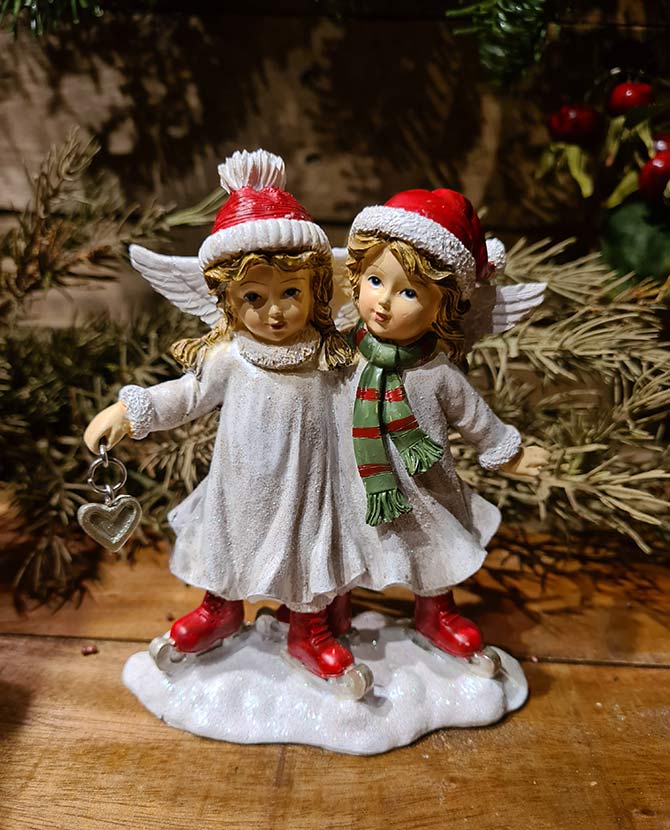 Korcsolyázó karácsonyi angyalok.