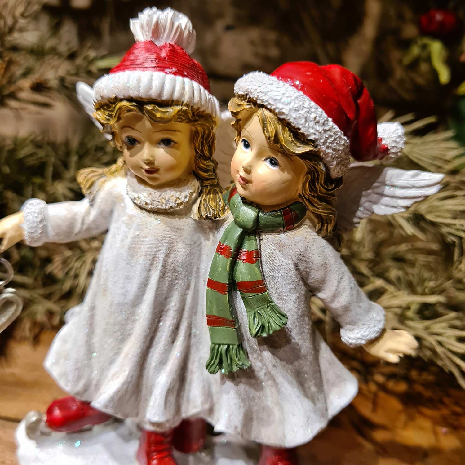 Korcsolyázó karácsonyi angyalok.