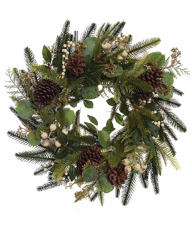Karácsonyi koszorú, fenyőágakból és eukaliptuszokból, fenyőtobozokkal és fehér erdei bogyókkal díszítve. 