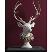 Pezsgőszínű tobozkoszorúval díszített, deres hatású, nagyméretű, 54,5 cm magas, exkluzív karácsonyi szarvas mellszobor .