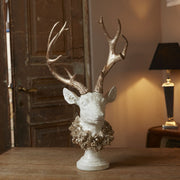 Pezsgőszínű tobozkoszorúval díszített, deres hatású, nagyméretű, 54,5 cm magas, exkluzív karácsonyi szarvas mellszobor .