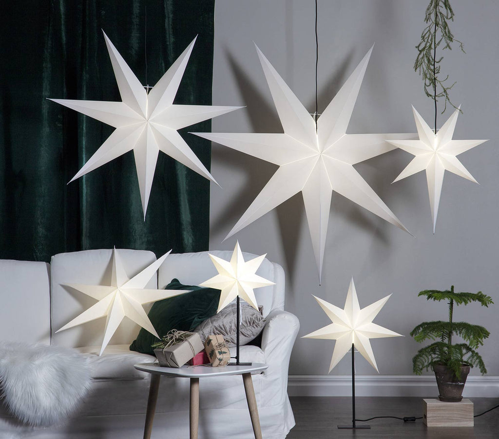 Többféle méretű és formájú, fehérszínű, világító karácsonyi papírcsillagok,.
