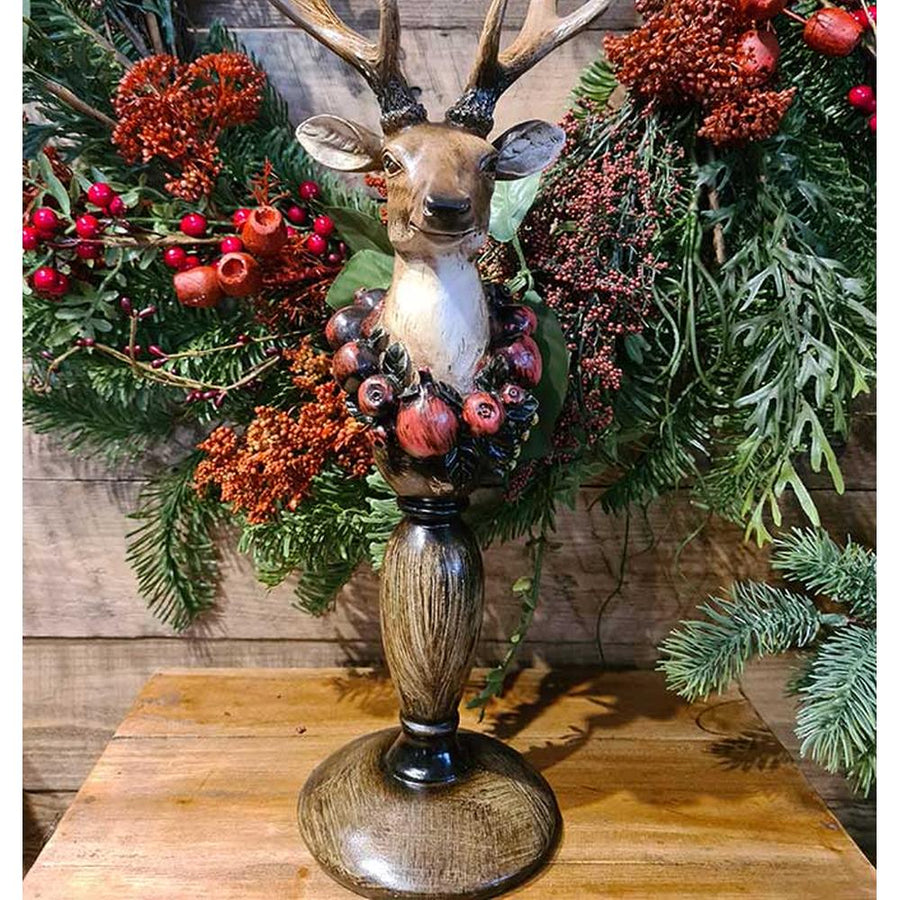 Vintage stílus, csipkebogyó koszorúval díszített, dekoratív karácsonyi szarvas mellszobor, fenyőfával.