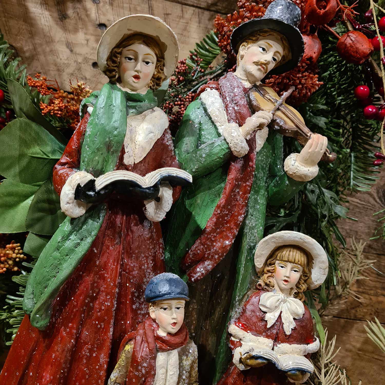 Havas felületű, 37 cm magas, karácsonyi viktoriánus kóruscsalád