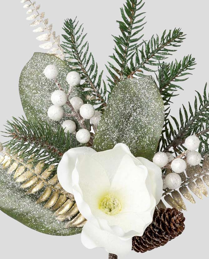 Fehér színű magnóliavirággal, pezsgőszínű páfrány levelekkel díszített, deres hatású fenyőág műnővény..