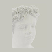 Antikolt felületű, krém színű kaspó büszt.