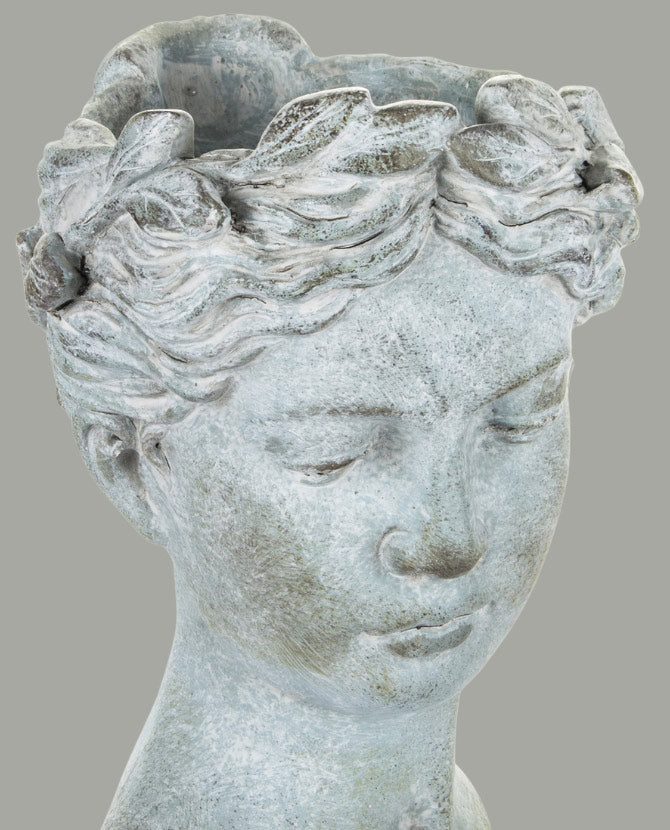 Női mellszobor formájú, 27 cm magas, antikolt felületű cementből készült kaspó büszt.