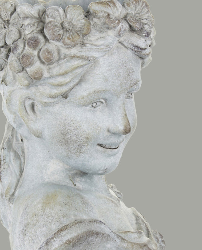 Női mellszobor formájú, 28 cm magas, antikolt felületű cementből készült kaspó büszt.