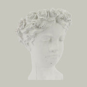 Antikolt felületű, krém színű kaspó büszt.