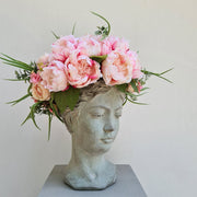 Női mellszobor formájú,antikolt felületű, szürke színű, kaspó büszt.