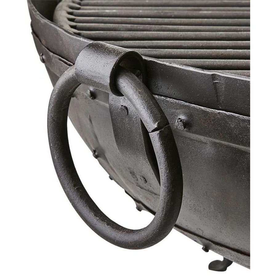 Prémium minőségű, rusztikus vidéki stílusú, 65 cm átmérőjű, antik barna színű, antikolt szegecselt felületű kézműves kerti tűzrakó üst, levehető grill ráccsal és állvánnyal