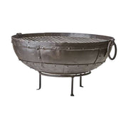 Prémium minőségű, rusztikus vidéki stílusú, 65 cm átmérőjű, antik barna színű, antikolt szegecselt felületű kézműves kerti tűzrakó üst, levehető grill ráccsal és állvánnyal