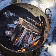 Prémium minőségű, rusztikus vidéki stílusú, nagyméretű 85 cm átmérőjű, antik barna színű, antikolt szegecselt felületű kézműves kerti tűzrakó üst, levehető grill ráccsal és állvánnyal